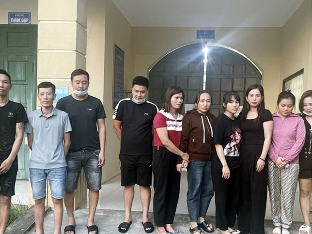 Các đối tượng bị khởi tố về tội đánh bạc.