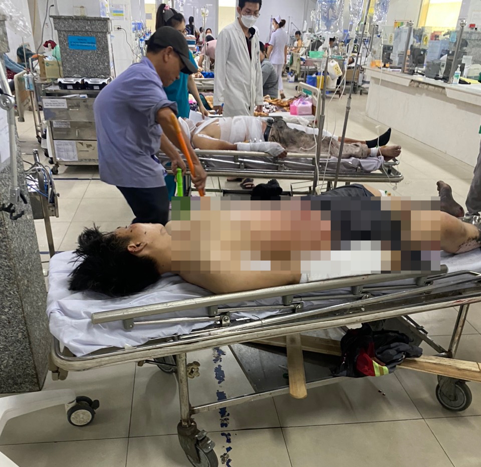 Các nạn nhân được đưa đi cấp cứu tại bệnh viện (Ảnh: ĐC)