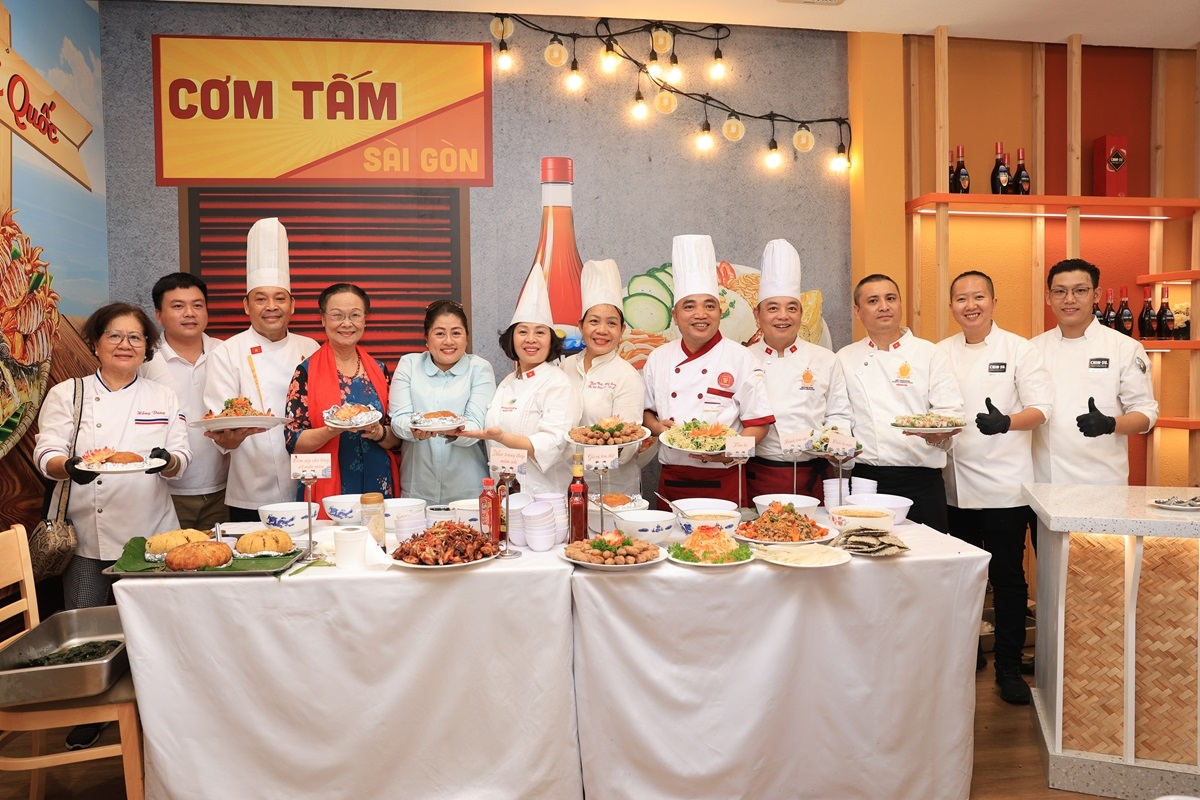 Các nghệ nhân đến từ Hiệp hội Văn hóa Ẩm thực Việt Nam sáng tạo nên những món ăn ngon với hương vị nước mắm độc đáo