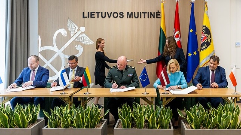 Người đứng đầu các cơ quan hải quan của Litva, Latvia, Estonia, Ba Lan và Phần Lan đã gặp nhau tại một hội nghị ở thủ đô Vilnius và ký thỏa thuận thống nhất về các biện pháp thực hiện các lệnh trừng phạt của Liên minh châu Âu (EU) đối với Nga và Belarus. (Nguồn: Skaraitienė/BNS).