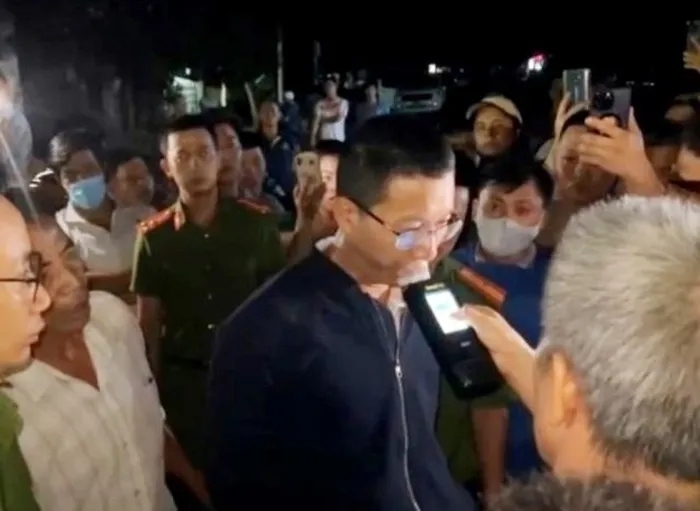 Sau khi xảy ra vụ việc, CSGT Công an tỉnh Gia Lai đã đo nồng độ cồn tài xế (Ảnh cắt từ clip người dân quay tại hiện trường)