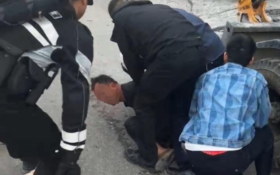 Người đàn ông tấn công bằng dao tại bệnh viện ở tỉnh Vân Nam bị cảnh sát khống chế hồi đầu tháng 5. Ảnh: MXH Trung Quốc.