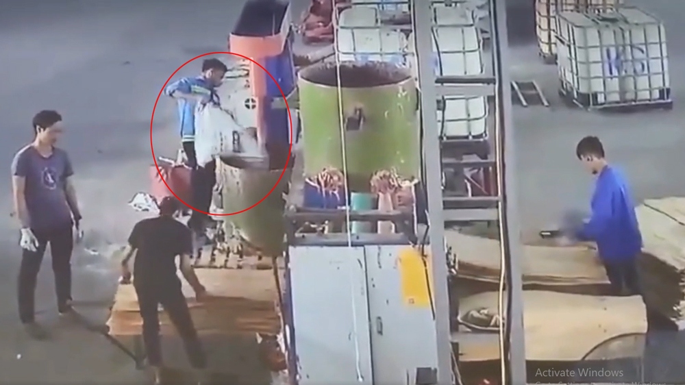 Cảnh anh Lưu đang cho bột mì vào máy trộn, sau đó bị cuốn vào máy (ảnh cắt từ video chia sẻ mạng xã hội)