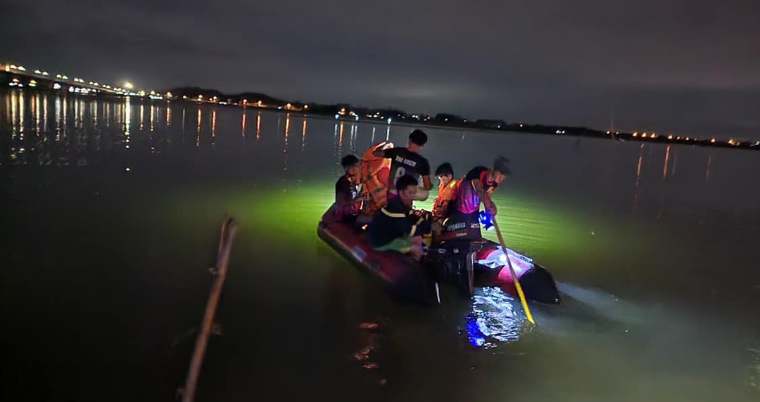 Cảnh sát phòng cháy chữa cháy và cứu hộ cứu nạn, Công an tỉnh Quảng Ngãi tìm kiếm trong đêm (Ảnh Công an Quảng Ngãi)