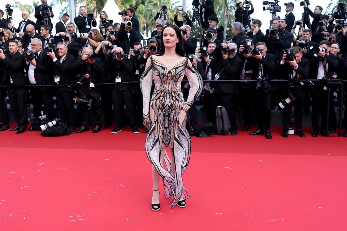 Thành viên ban giám khảo Eva Green trên thảm đỏ “Kinds Of Kindness” tại Liên hoan phim Cannes.