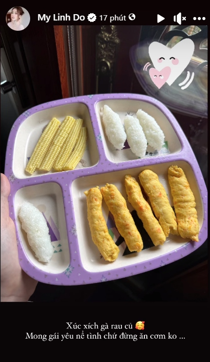Đỗ Mỹ Linh tiết lộ thêm về cuộc sống mẹ bỉm sữa của mình khi khoe khẩu phần ăn dặm mà cô chuẩn bị cho con gái. Ngoài cơm và bắp non luộc, món đặc biệt nhất trong thực đơn cho ái nữ hôm nay là xúc xích gà rau củ.