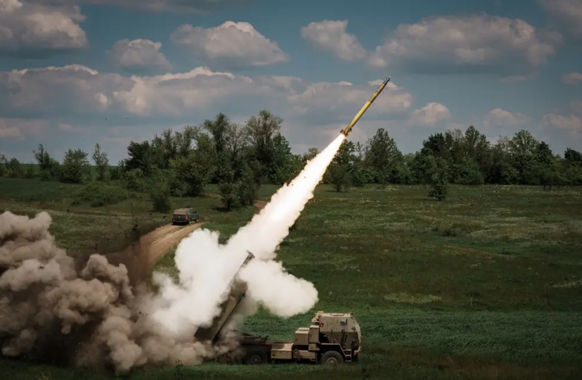 Hệ thống tên lửa chiến thuật HIMARS trong quá trình thử nghiệm bắn đạn thật tại New Mexico hồi tháng 12/2021. Ảnh: Business Insider.