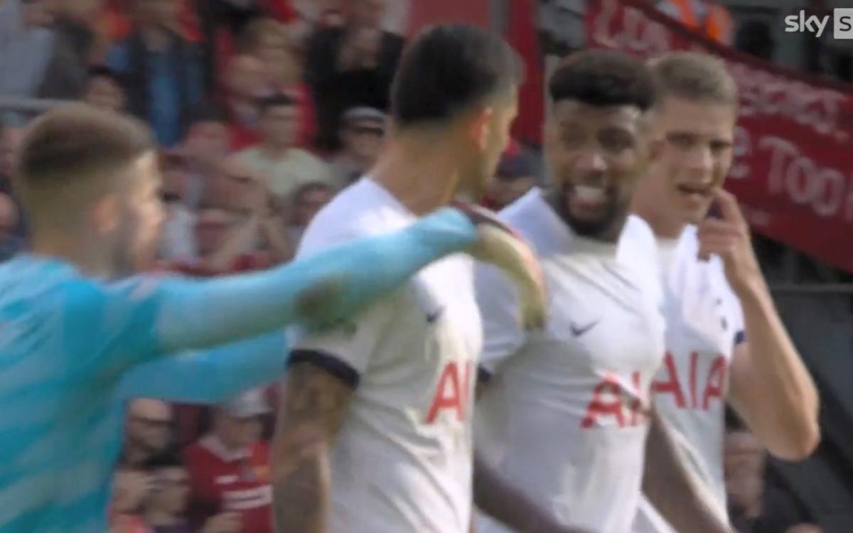 Thủ môn Vicario vội vàng lao tới can ngăn khi thấy Romero và Emerson sắp lao vào nhau. (Ảnh: Sky Sports)