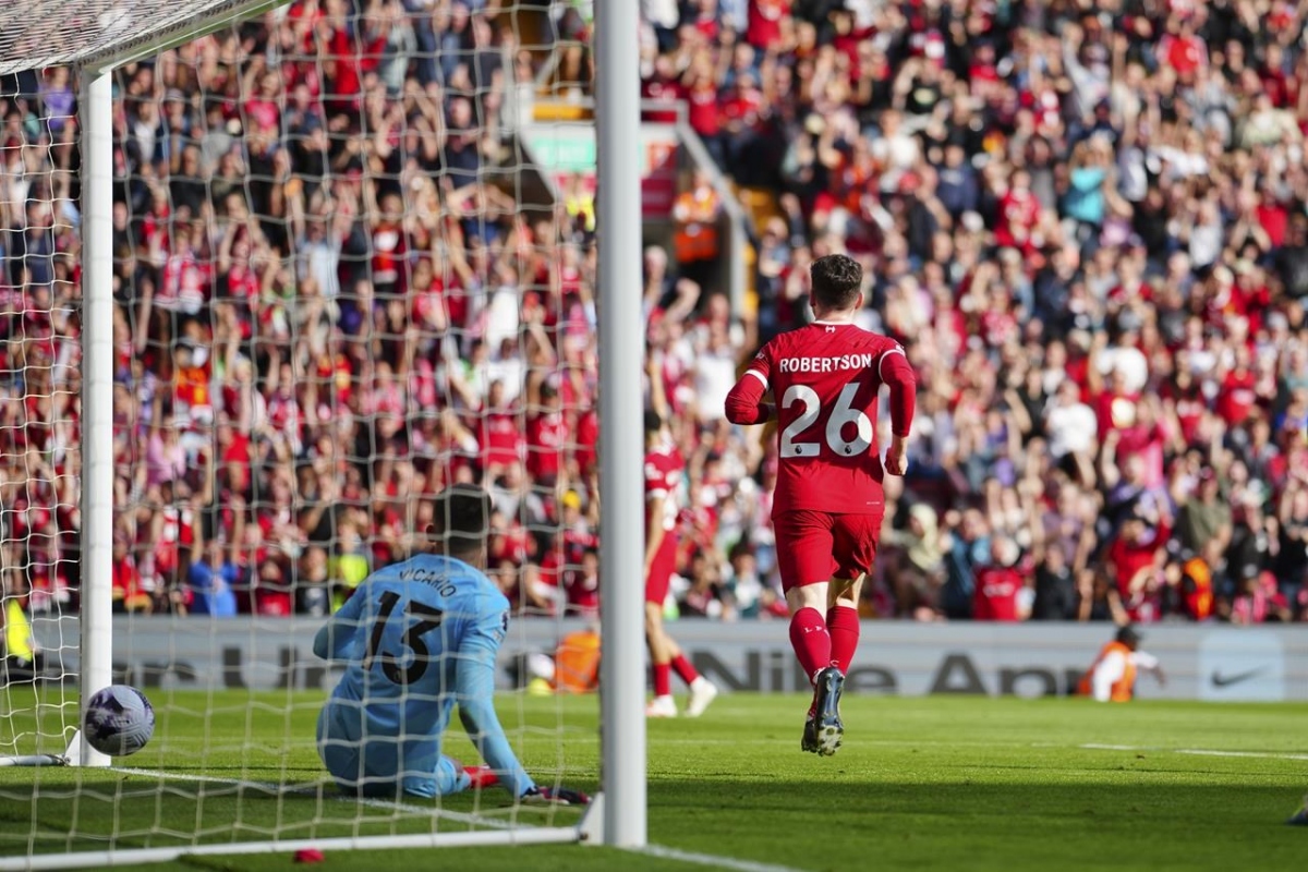 Hàng phòng ngự Tottenham có màn trình diễn đáng quên khi nhận 4 bàn thua trước Liverpool. (Ảnh: Getty)