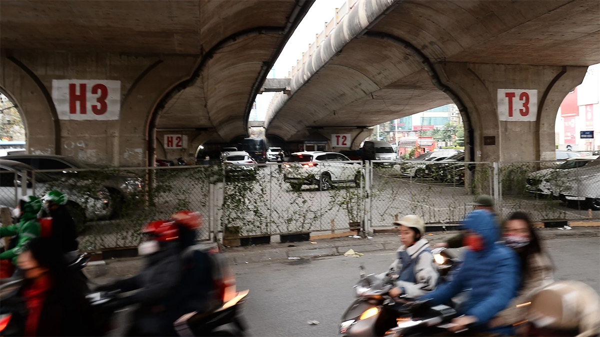Trông xe tạm ở vỉa hè, lòng đường, gầm cầu cạn vẫn đang gây tranh cãi, vì nó xung đột với chính sách khuyến khích đầu tư bãi đỗ xe