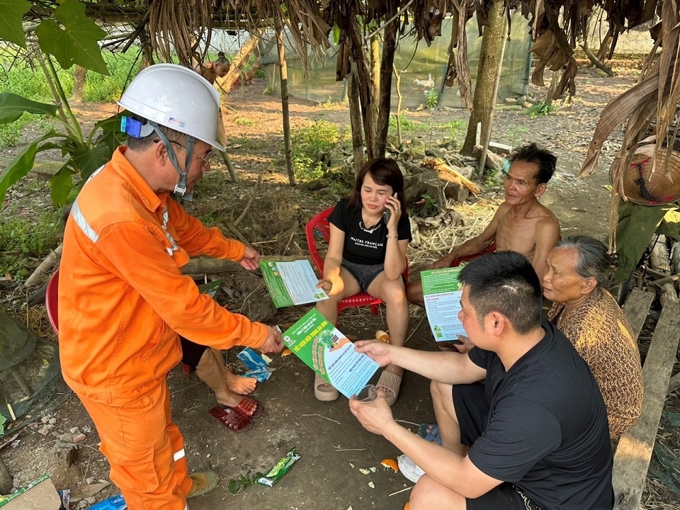 CBCNV ngành điện Hà Tĩnh đến tận nhà khách hàng tuyên truyền tiết kiệm điện, cảnh báo nguy cơ chạm chập, cháy nổ trong mùa nắng.