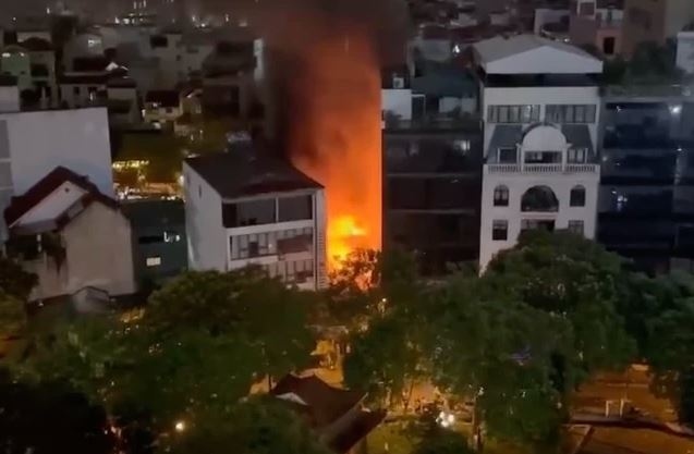 Quán ăn trên phố Dịch Vọng Hậu bốc cháy lúc nửa đêm. Ảnh: CTV