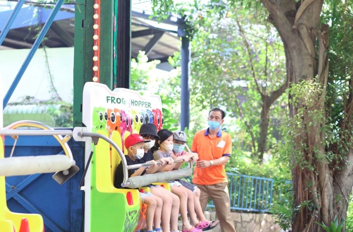 Dam Sen cultural park is one of the largest parks in the nation and provides many interesting activities, including circus and water puppetry shows.
