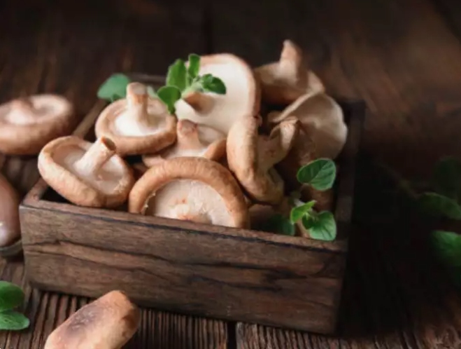 Kết hợp sterol và stanol thực vật: Sterol và stanol thực vật là những hợp chất giúp ngăn chặn sự hấp thụ cholesterol trong ruột, dẫn đến giảm mức cholesterol LDL. Bao gồm các loại thực phẩm được tăng cường sterol và stanol thực vật, chẳng hạn như một số loại bơ thực vật, nước cam và sữa chua, như một phần trong chế độ ăn uống của bạn.