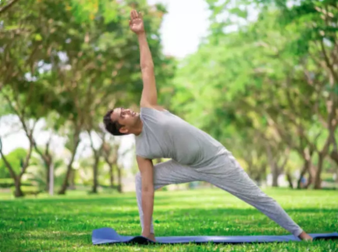 Tập thể dục thường xuyên: Tham gia các bài tập aerobic như đi bộ nhanh, chạy bộ, đạp xe hoặc bơi lội ít nhất 150 phút mỗi tuần. Tập thể dục giúp tăng mức cholesterol HDL, cải thiện tuần hoàn và tăng cường sức khỏe tổng thể của tim. Ngoài ra, các bài tập rèn luyện sức mạnh có thể giúp tăng khối lượng cơ bắp và tăng cường trao đổi chất.