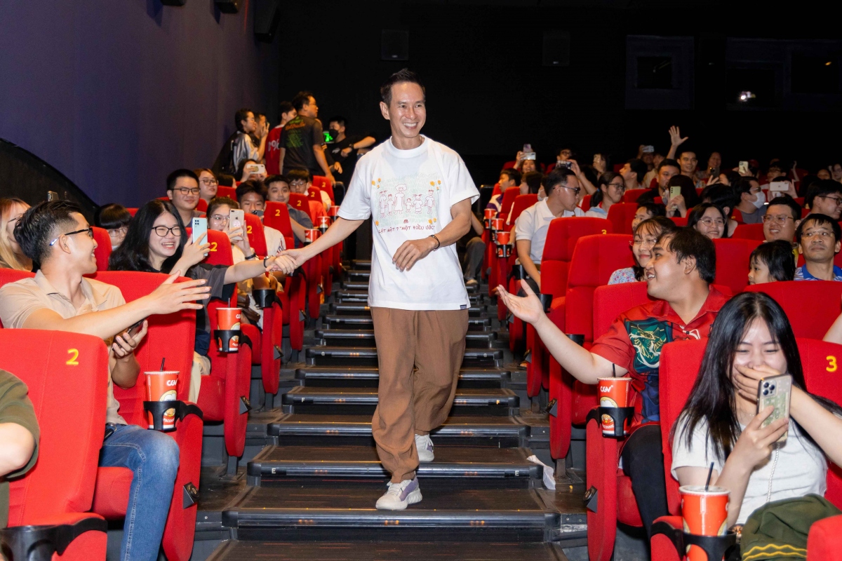 Lý Hải và đoàn phim "Lật mặt 7" được chào đón khi đi cinetour