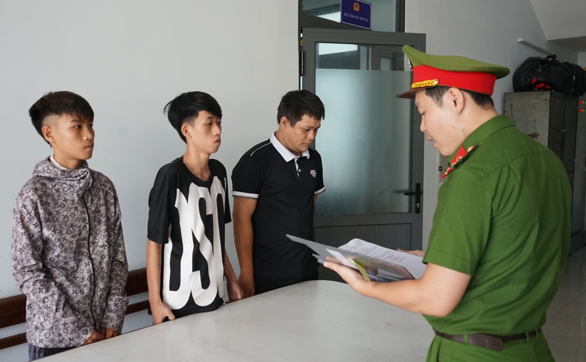 Cơ quan Cảnh sát điều tra Công an quận Hải Châu tống đạt các quyết định đối với nhóm đối tượng