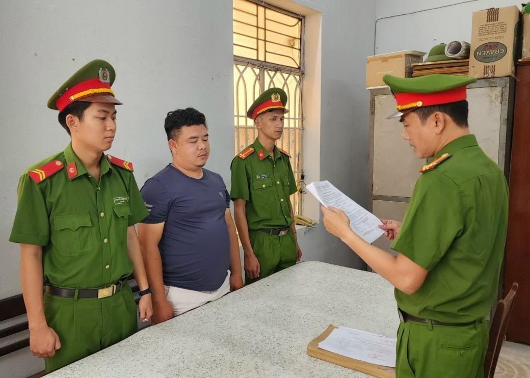 Cơ quan Cảnh sát điều tra Công an quận Thanh Khê tống đạt các quyết định đối với Trần Ngọc Sơn.