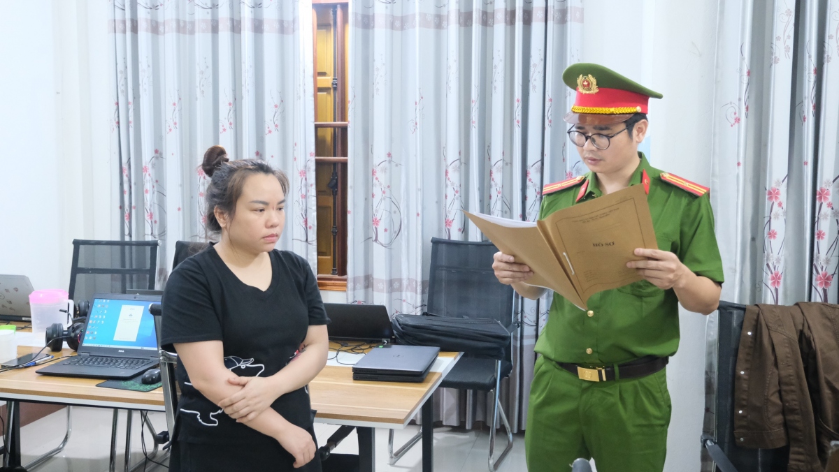 Cơ quan Công an đọc lệnh khám xét nơi ở, làm việc của Nguyễn Thị Tuyết Dâng