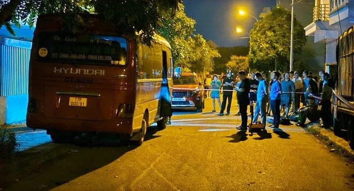Cơ quan công an khám nghiệm chiếc xe 29 chỗ chở bé G.H và 9 học sinh.