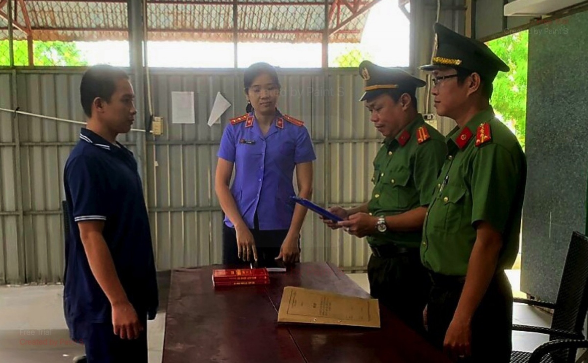 Cơ quan điều tra công bố lệnh khởi tố vụ án, khởi tố bị cáo Huỳnh Minh Quang. ảnh: CTV