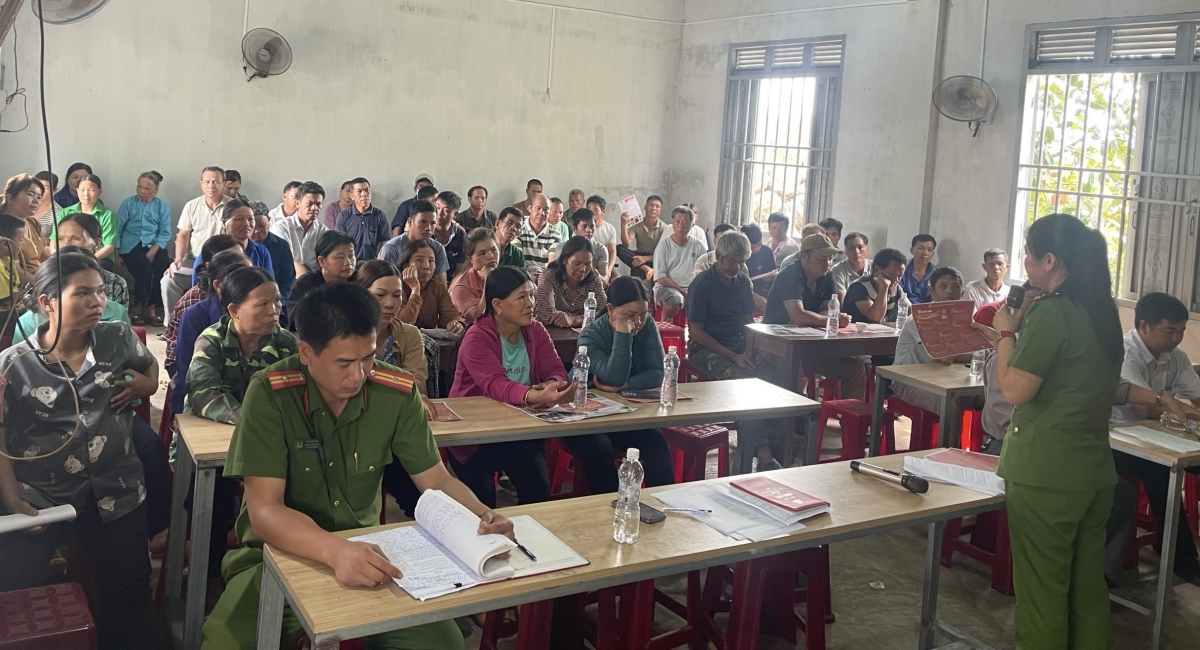 Công an Đắk Nông liên tục tuyên truyền vận động thu hồi vũ khí vật liệu nổ qua các buổi họp dân.