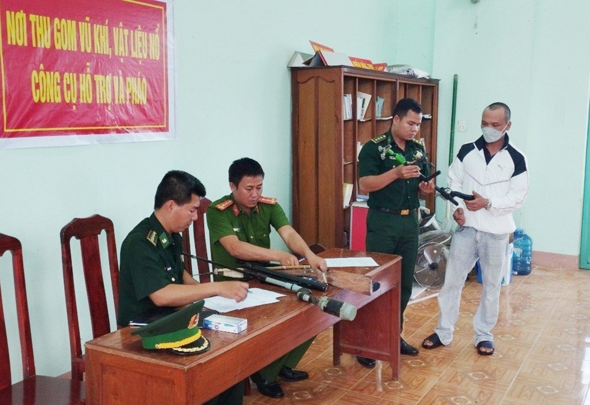 Công an phối hợp cùng Bộ đội Biên phòng Đắk Nông thực hiện thu gom vũ khí, vật liệu nổ...