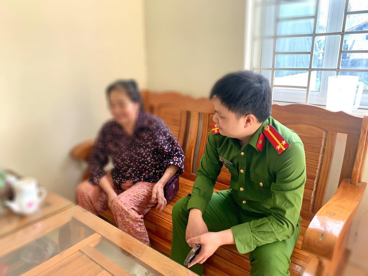Công an xã Phi Hải, huyện Quảng Hòa, Cao Bằng kịp thời tuyên truyền, ngăn chặn người dân chuyển tiền cho đối tượng lừa đảo