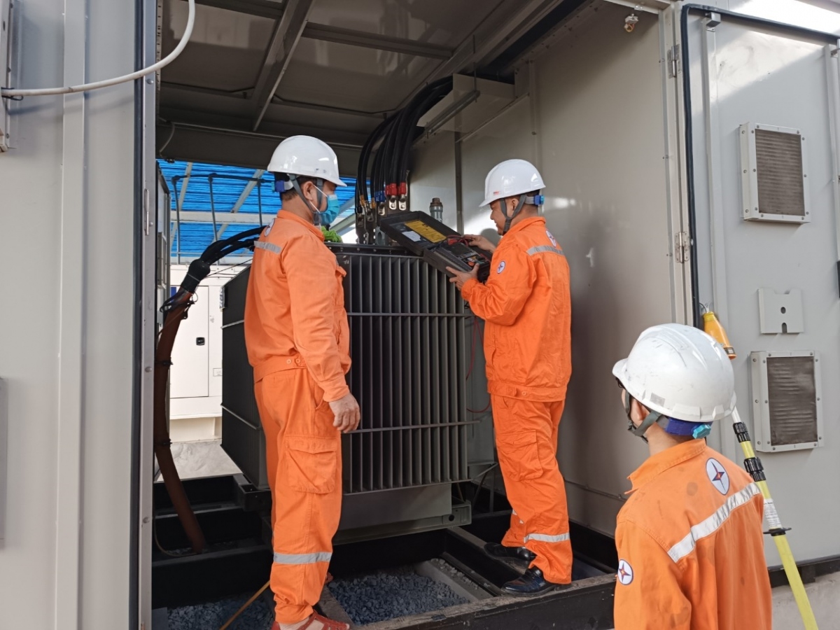 Công nhân Điện lực Đông Hưng, Thais  Binhf đo điện trở cách điện MBA  của khách hàng.