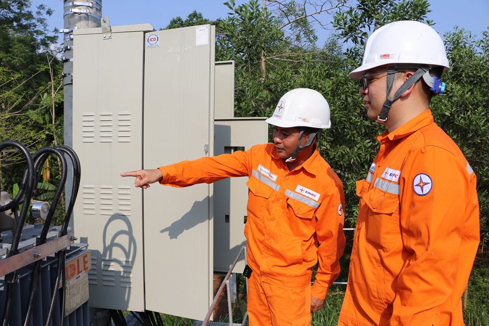 Công nhân Điện lực Lạc Sơn, PC Hòa Bình kiểm tra TBA để cung cấp nguồn điện an toàn, ổn định cho khách hàng.