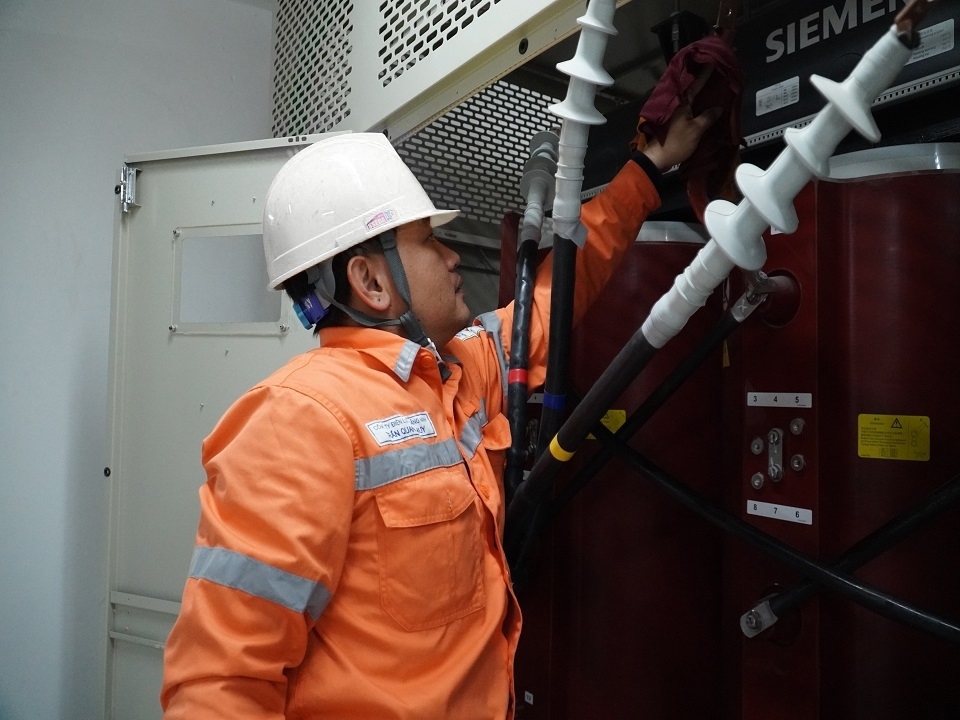 Công nhân Điện lực Tp Hạ Long vệ sinh, bảo dưỡng thiết bị trạm biến áp của khách hàng.