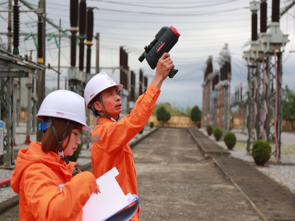 Công nhân đội QLVH lưới điện cao thế Laof Cai kiểm tra lưới điện bằng camera nhiệt.