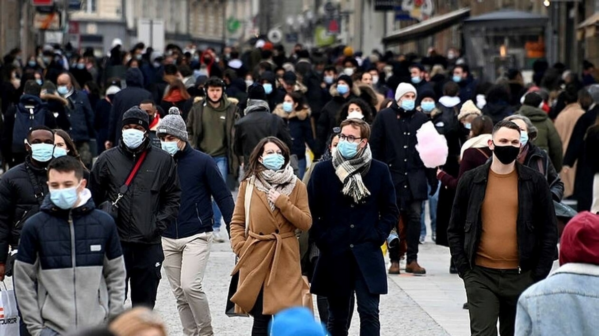 Người dân được khuyến cáo vẫn duy trì các biện pháp phòng bệnh. Ảnh: Getty Images