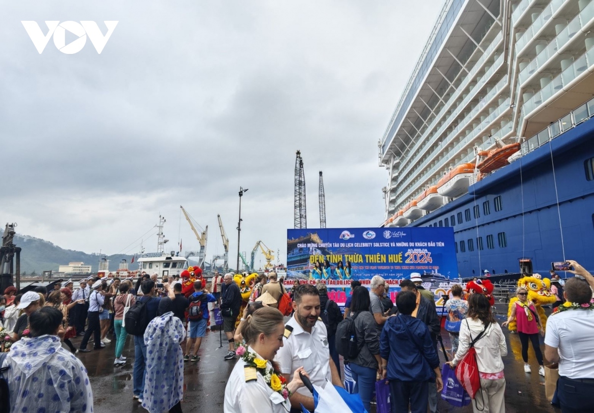 Cruise ship Celebrity Solstice brings foreign visitors to Thua Thien-Hue in central Vietnam