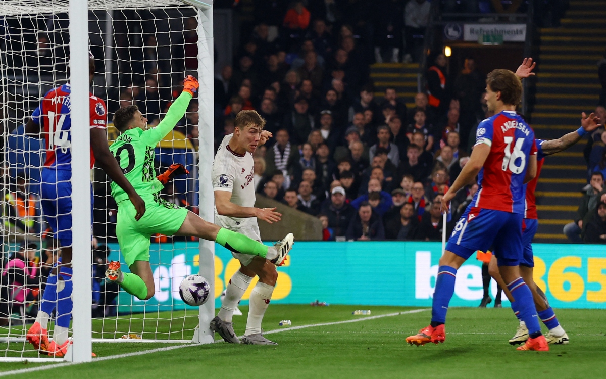 MU có 2 lần đưa bóng vào lưới Crystal Palace nhưng bàn thắng không được trọng tài công nhận. (Ảnh: Reuters)