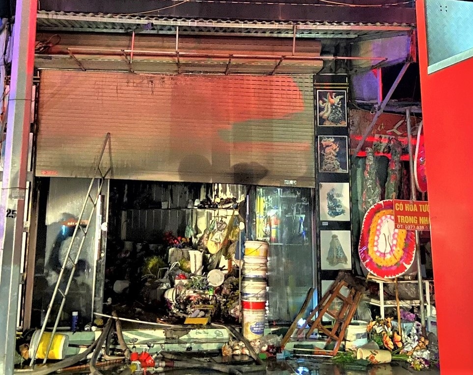Cửa hàng chứa hàng hoá, vật liệu làm hoa giả và nhiều đồ dùng dễ bắt lửa nên công tác cứu hoả gặp nhiều khó khăn. (Ảnh: Công an Hải Dương)