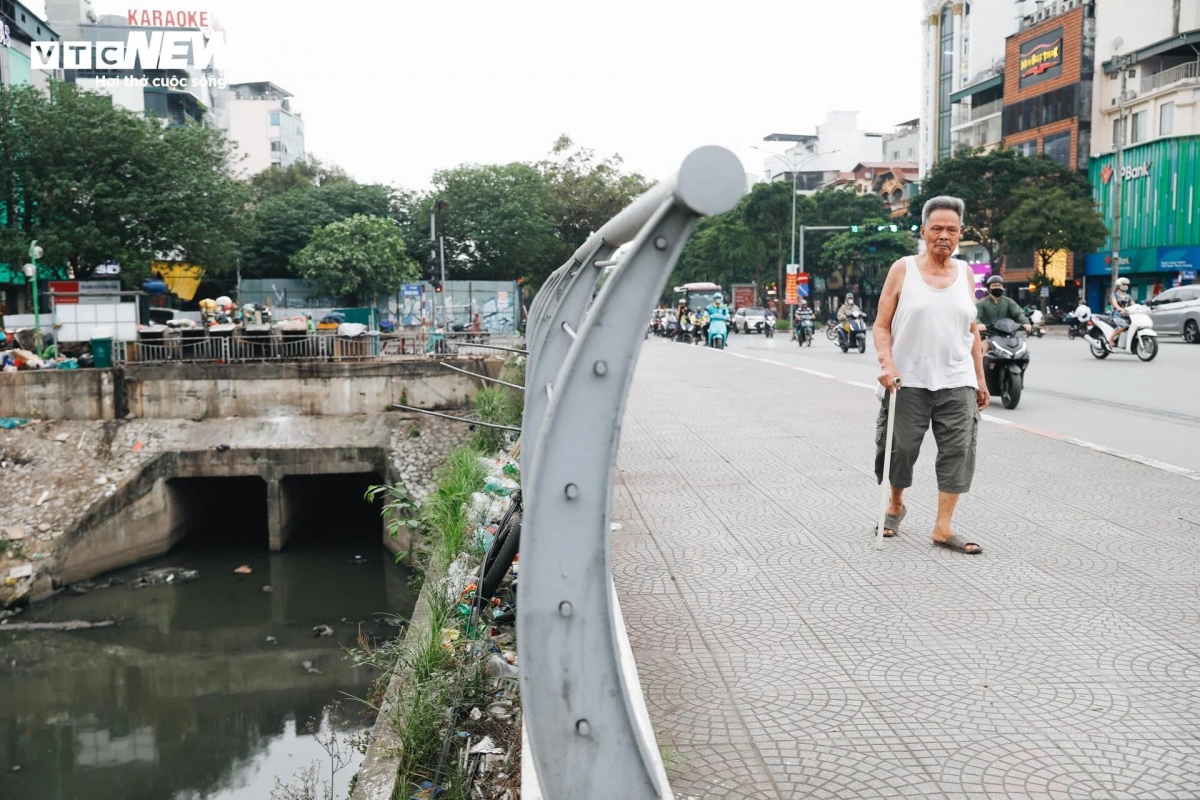 "Con sông giờ chẳng khác nào sông chết, cá tôm không thể sinh sống còn nước thì đen ngòm, mỗi khi mưa to hay thay đổi thời tiết là bốc mùi hôi thối nồng nặc", ông Thành (ở quận Cầu Giấy) chia sẻ.