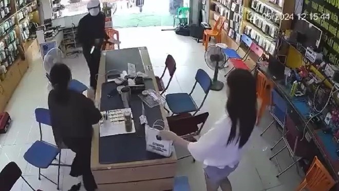 Camera của cửa hàng điện thoại ghi lại được hành vi của Đức.