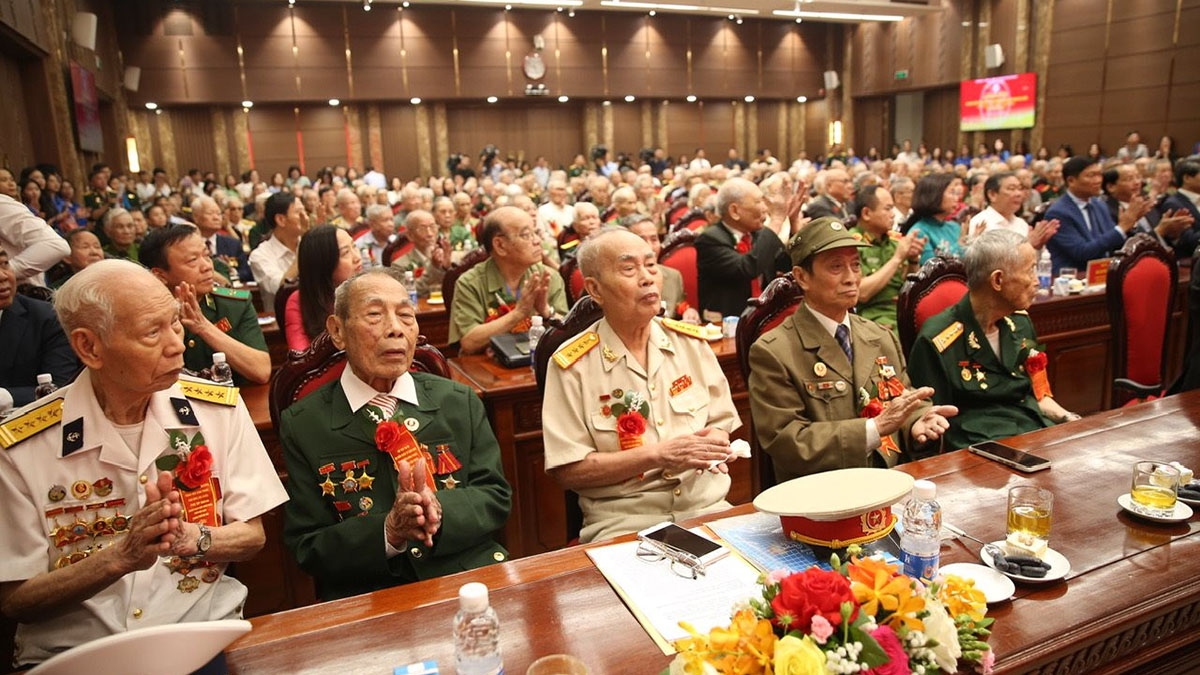 Đại biểu chiến sĩ Điện Biên, thanh niên xung phong, dân công hỏa tuyến tại buổi gặp mặt.