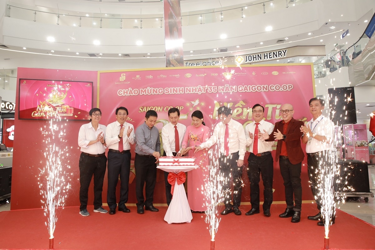 Đại biểu cắt bánh mừng sinh nhật 35 năm Saigon Co.op