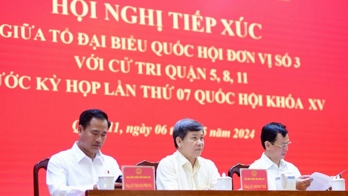 Đại biểu Lê Minh Trí (giữa) và các đại biểu Lê Thanh Phong (trái), Nguyễn Tri Thức (ảnh Quang Huy)