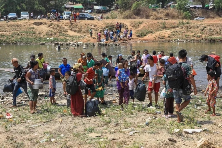 Người dân Myanmar vượt sông sang Thái Lan. Ảnh: AP.