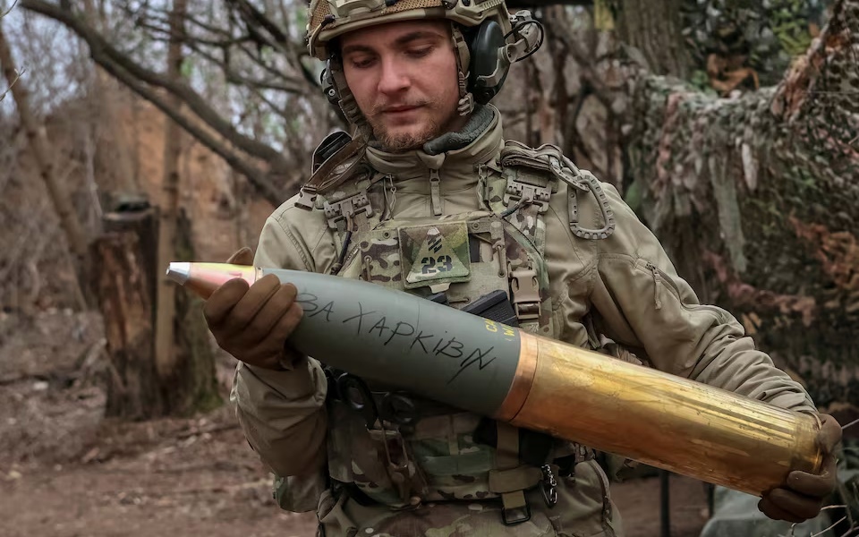 Đạn pháo trong tay lính Ukraine. Ảnh: Reuters.
