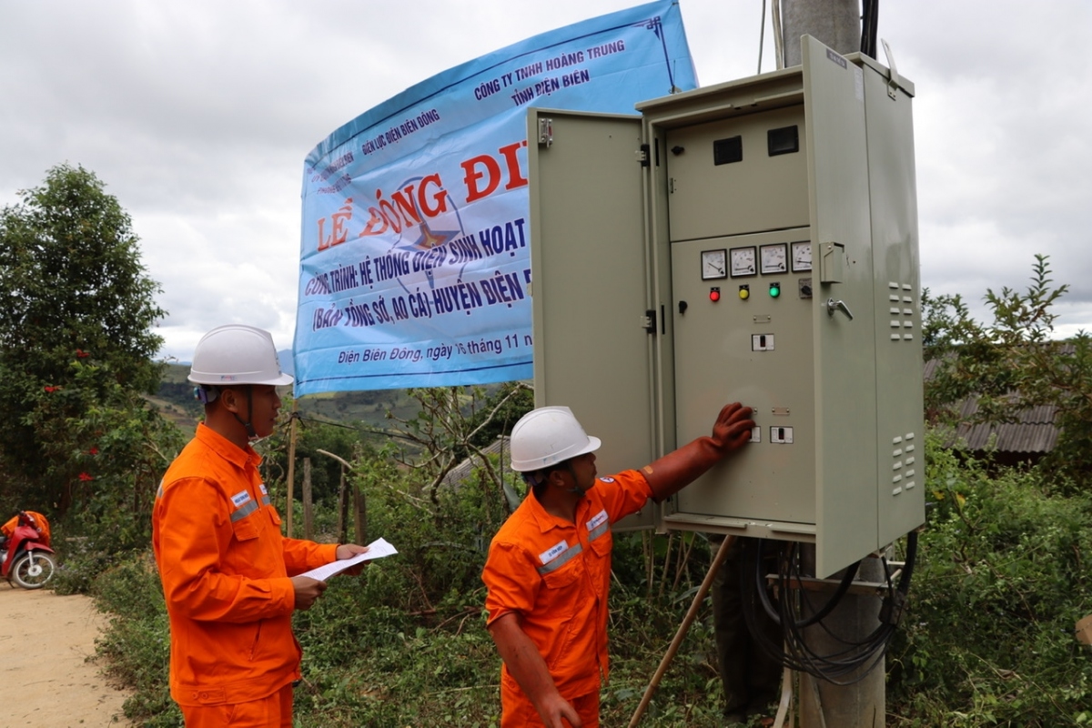 Công nhân Điện lực Điện Biên Đông thực hiện đóng điện Trạm Biến áp