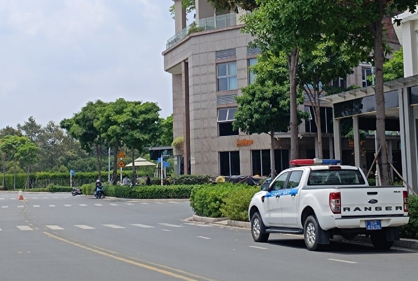 Đến trưa 13/5, công an vẫn đang có mặt tại hiện trường để điều tra vụ việc (Ảnh: Hoàng Minh)