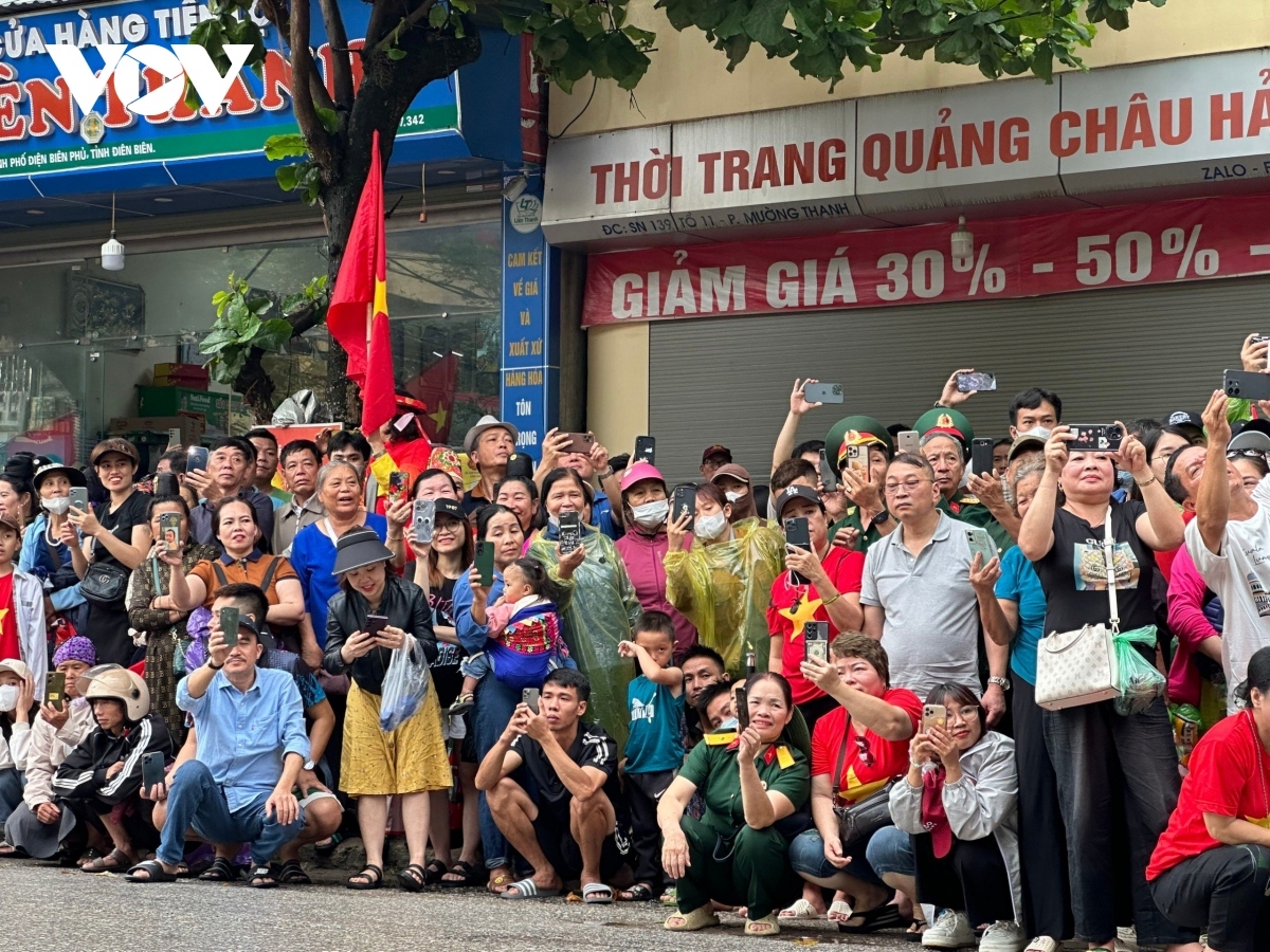 Huge crowds line up along Dien Bien Phu city’s streets watching the armed forces pass by.