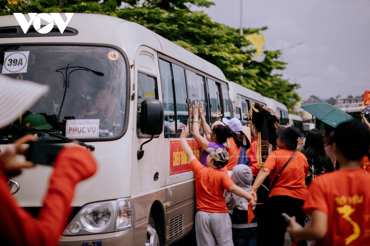 Local residents find it hard to say goodbye to the armed forces and militia members.