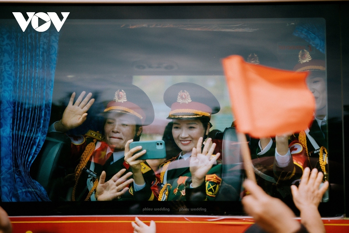 A touching photo of a military medical officer who cannot hold back her tears waving goodbye.