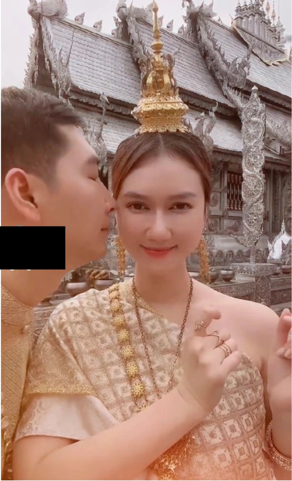Trong một video đăng tải trên TikTok, Hương Giang nhận được sự quan tâm lớn khi đã hé lộ một nửa gương mặt của bạn trai. Cặp đôi đi du lịch ở Thái Lan và đã quay video kỷ niệm. Trong video, bạn trai còn tình cảm thơm má Hương Giang.
