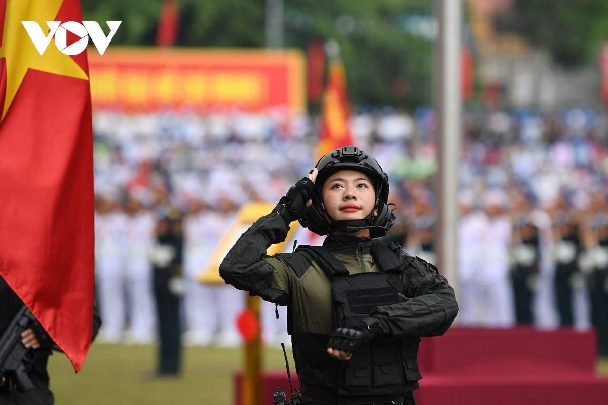 A female officer of the mobile police battalion